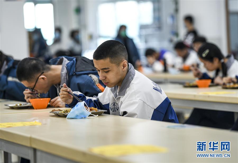 （圖文互動(dòng)）（6）&ldquo;早&rdquo;安同學(xué)，&ldquo;早&rdquo;安老師！&mdash;&mdash;新疆初高中畢業(yè)班復(fù)課一周回訪見(jiàn)聞