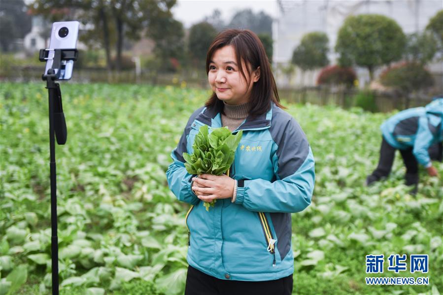 (中國經(jīng)濟(jì)新觀察·圖文互動)(1)“云端”上演新場景——新型消費(fèi)激活發(fā)展新動能