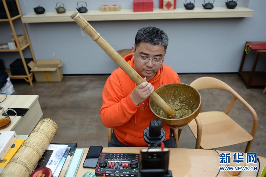 (中國經(jīng)濟(jì)新觀察·圖文互動)(2)“云端”上演新場景——新型消費(fèi)激活發(fā)展新動能