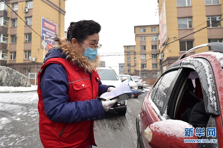 （習近平致敬的戰(zhàn)&ldquo;疫&rdquo;英雄&middot;社區(qū)工作者篇&middot;圖文互動）（1）他們，堅守一線戰(zhàn)風雨