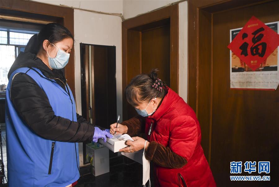 （習近平致敬的戰(zhàn)&ldquo;疫&rdquo;英雄&middot;社區(qū)工作者篇&middot;圖文互動）（2）他們，堅守一線戰(zhàn)風雨