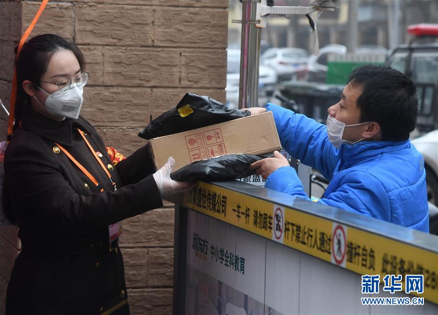 （習近平致敬的戰(zhàn)&ldquo;疫&rdquo;英雄&middot;社區(qū)工作者篇&middot;圖文互動）（3）他們，堅守一線戰(zhàn)風雨