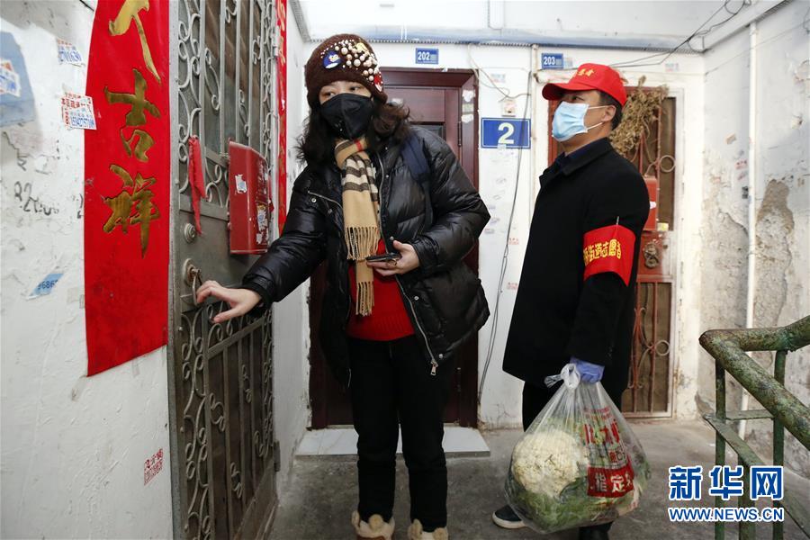 （習近平致敬的戰(zhàn)&ldquo;疫&rdquo;英雄&middot;社區(qū)工作者篇&middot;圖文互動）（6）他們，堅守一線戰(zhàn)風雨