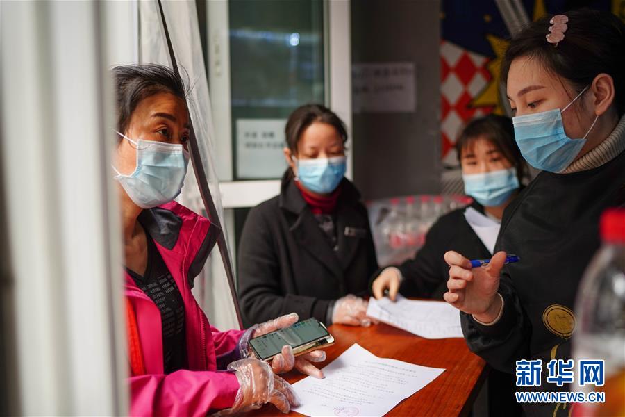 （習近平致敬的戰(zhàn)&ldquo;疫&rdquo;英雄&middot;社區(qū)工作者篇&middot;圖文互動）（7）他們，堅守一線戰(zhàn)風雨