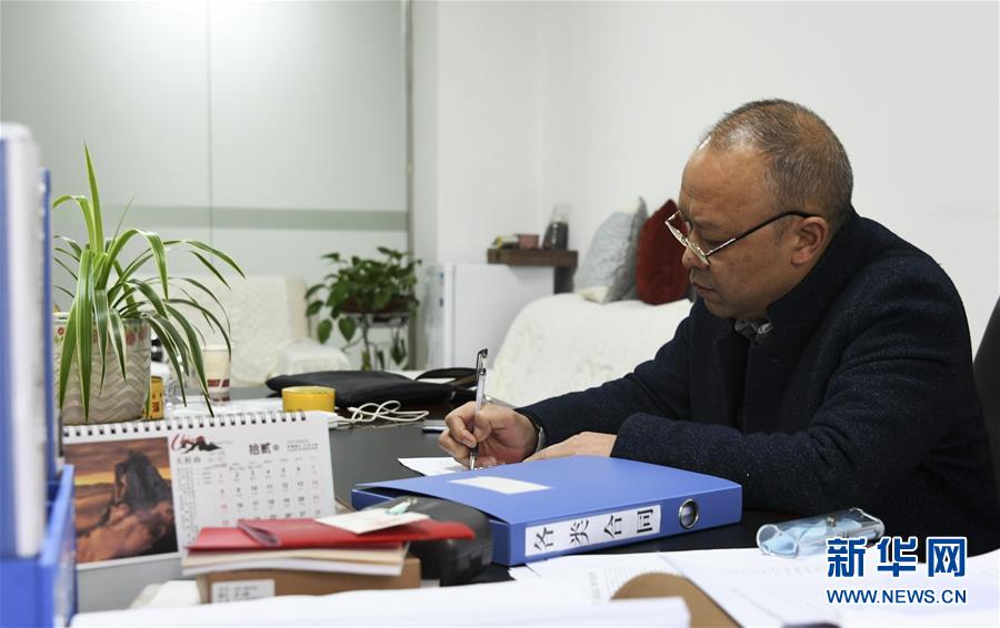 (新華全媒頭條·圖文互動(dòng))(4)來自大山深處的“移民管家”——記貴州正安縣瑞濠街道辦事處主任吳太璽