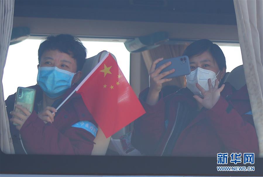 (在習(xí)近平新時(shí)代中國(guó)特色社會(huì)主義思想指引下——新時(shí)代新作為新篇章·習(xí)近平總書記關(guān)切事·圖文互動(dòng))(3)給你最溫暖的擁抱——保護(hù)關(guān)心愛護(hù)抗疫一線醫(yī)務(wù)人員在行動(dòng)