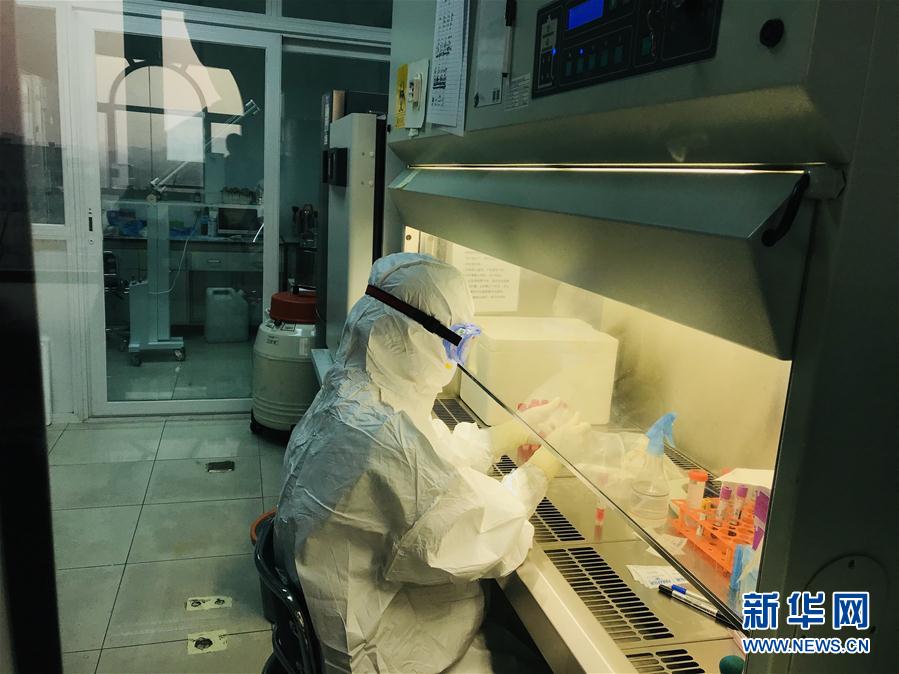 （習(xí)近平致敬的戰(zhàn)&ldquo;疫&rdquo;英雄&middot;科技工作者篇&middot;圖文互動）（3）他們，爭分奪秒與病魔較量