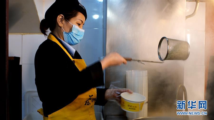 （新華全媒頭條&middot;習(xí)近平致敬的戰(zhàn)&ldquo;疫&rdquo;英雄&middot;武漢人民篇&middot;圖文互動）（15）壯哉，大武漢&mdash;&mdash;獻給英雄的武漢人民