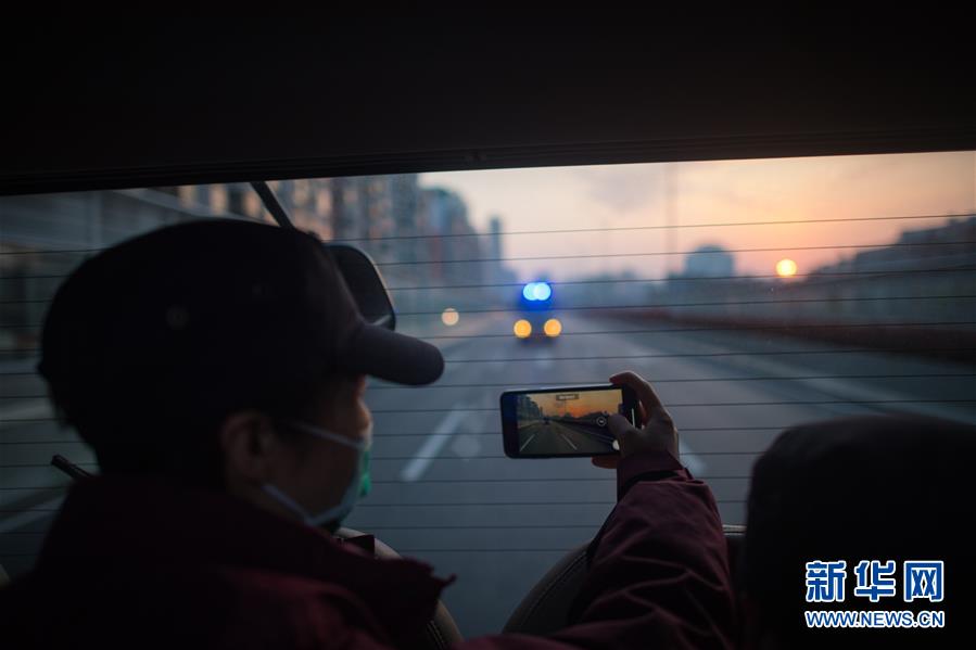 （新華全媒頭條&middot;習(xí)近平致敬的戰(zhàn)&ldquo;疫&rdquo;英雄&middot;武漢人民篇&middot;圖文互動）（12）壯哉，大武漢&mdash;&mdash;獻給英雄的武漢人民