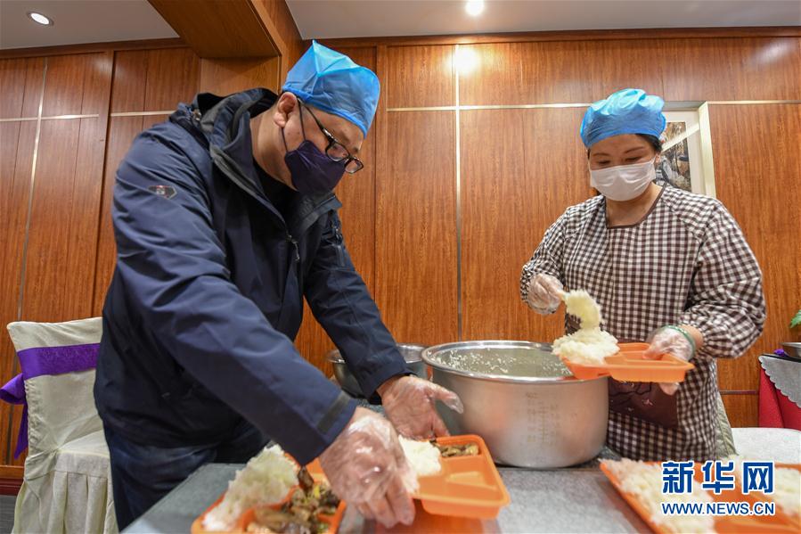 (一線抗疫群英譜·圖文互動(dòng))(4)服務(wù)白衣天使的“管家”艾厚宇