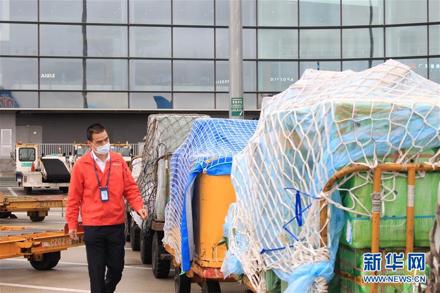 (一線抗疫群英譜·圖文互動(dòng))機(jī)坪上,他為抗疫物資保駕護(hù)航