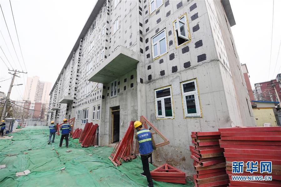 （新華全媒頭條&middot;圖文互動(dòng)）（4）88級(jí)臺(tái)階，終于不再是座&ldquo;山&rdquo;？&mdash;&mdash;北京老舊小區(qū)加裝電梯現(xiàn)狀調(diào)查
