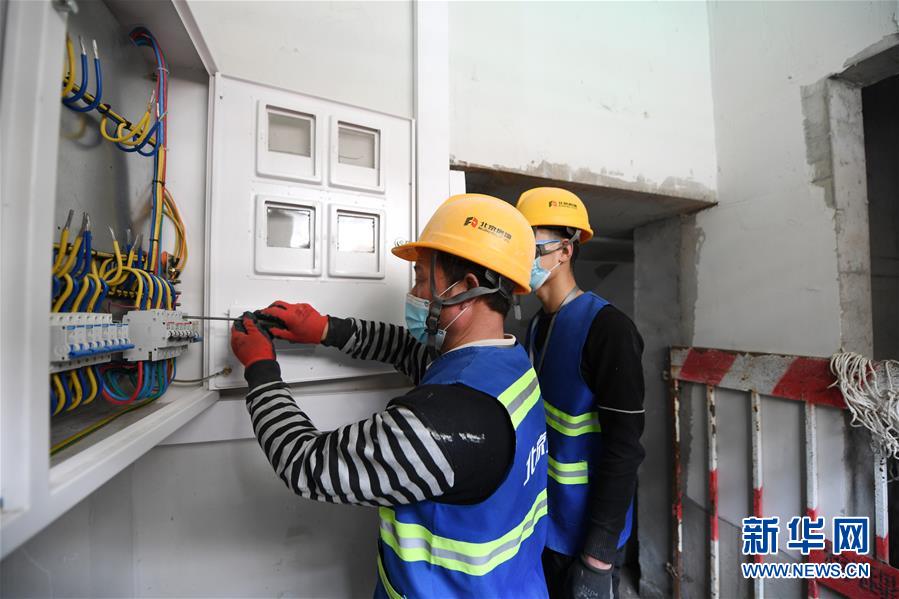 （新華全媒頭條&middot;圖文互動(dòng)）（5）88級(jí)臺(tái)階，終于不再是座&ldquo;山&rdquo;？&mdash;&mdash;北京老舊小區(qū)加裝電梯現(xiàn)狀調(diào)查