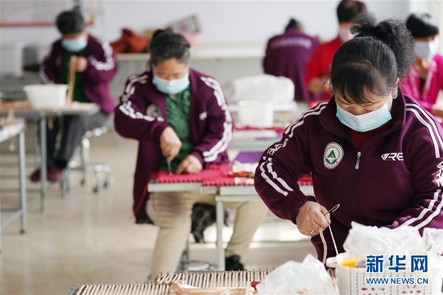 (在習(xí)近平新時代中國特色社會主義思想指引下——新時代新作為新篇章·習(xí)近平總書記關(guān)切事·圖文互動)(4)讓貧困勞動力端穩(wěn)就業(yè)的“飯碗”——各地就業(yè)扶貧不松勁鞏固脫貧成果