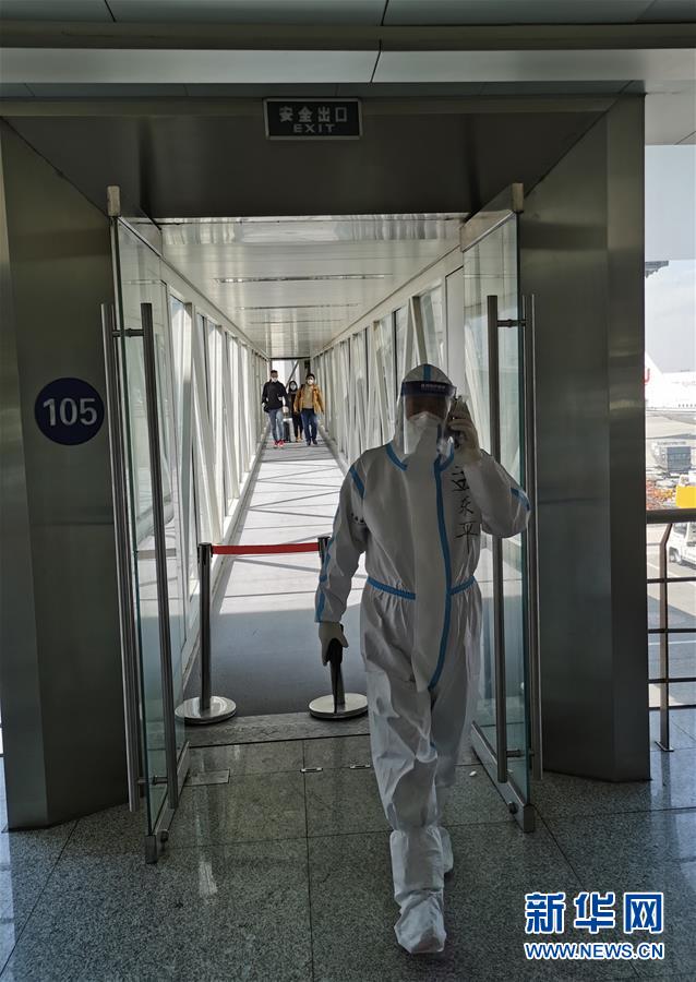 (新華網(wǎng)·圖文互動(dòng))國(guó)門(mén)一線(xiàn)的戰(zhàn)疫“排頭兵”