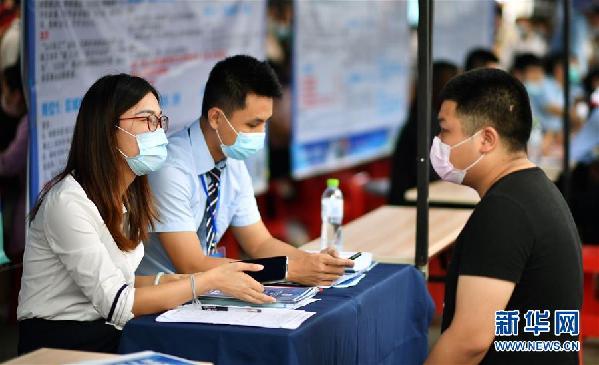 （聚焦復(fù)工復(fù)產(chǎn)）（3）海口舉辦&ldquo;戰(zhàn)疫情&middot;促就業(yè)&rdquo;招聘會(huì)