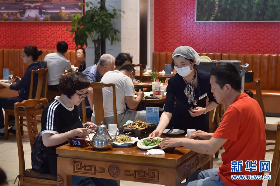 （圖文互動(dòng)）（3）北京節(jié)日市場(chǎng)復(fù)工忙、人氣旺