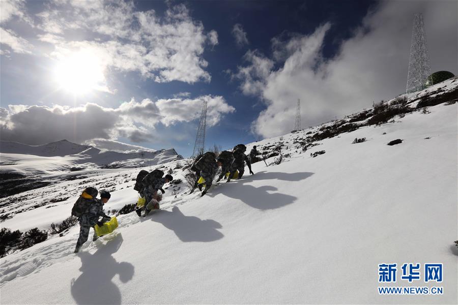 （圖文互動(dòng)）（1）特寫：山再高，也要把給養(yǎng)送上去！