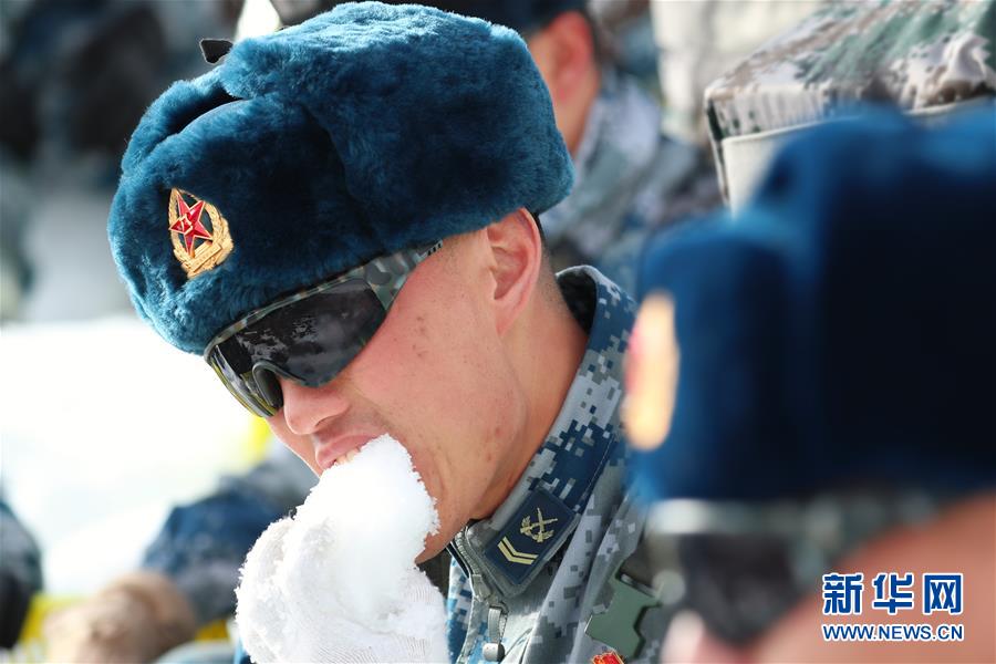 （圖文互動(dòng)）（3）特寫：山再高，也要把給養(yǎng)送上去！