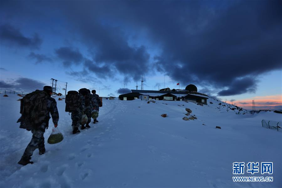 （圖文互動(dòng)）（5）特寫：山再高，也要把給養(yǎng)送上去！
