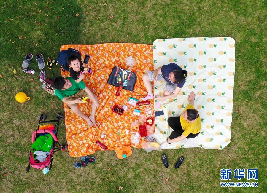 (新華全媒頭條·圖文互動)(1)人氣回暖 消費復(fù)蘇 健康出行——加長版“五一”假期觀察