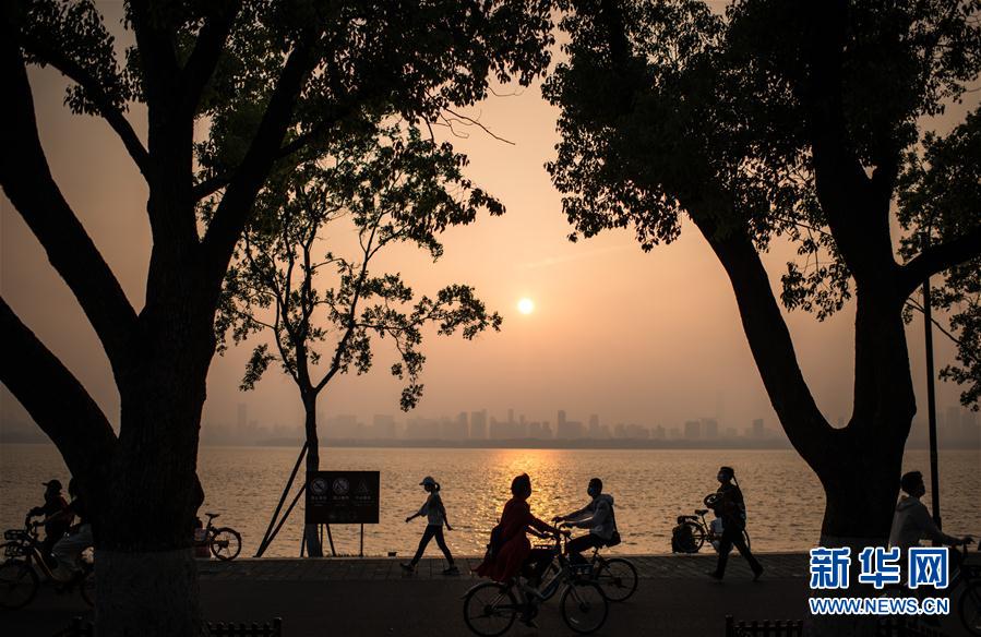 (新華全媒頭條·圖文互動)(2)人氣回暖 消費復(fù)蘇 健康出行——加長版“五一”假期觀察