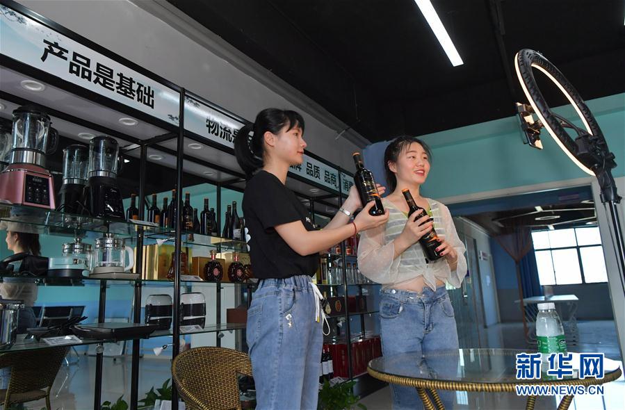 (新華全媒頭條·圖文互動)(6)人氣回暖 消費復(fù)蘇 健康出行——加長版“五一”假期觀察