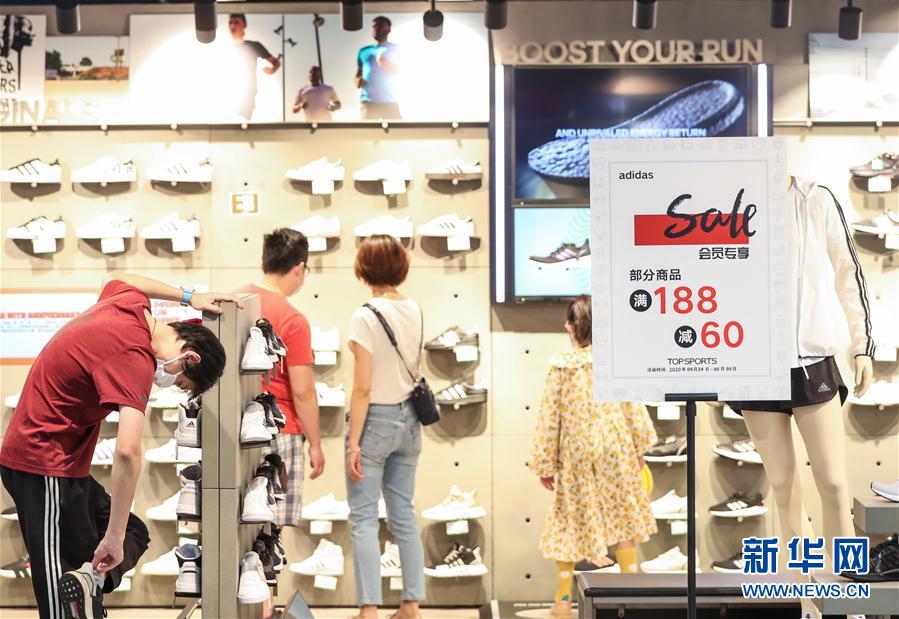 (新華全媒頭條·圖文互動)(7)人氣回暖 消費復(fù)蘇 健康出行——加長版“五一”假期觀察