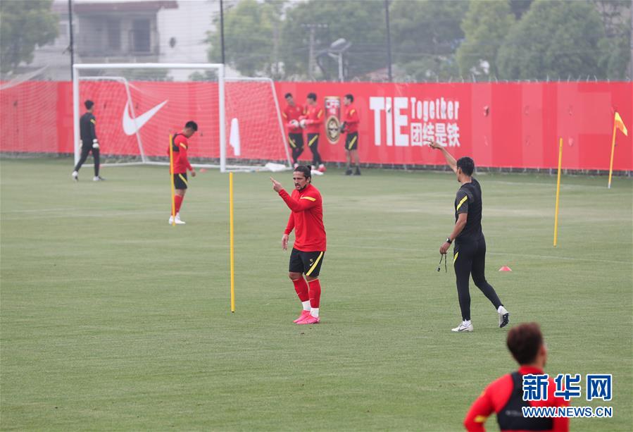 (體育)(5)足球——國家男足在滬集訓