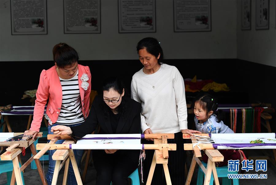 （兩會人物&middot;圖文互動）（1）帶娃、賺錢兩不誤&mdash;&mdash;一位農(nóng)民工代表眼中的脫貧新工作