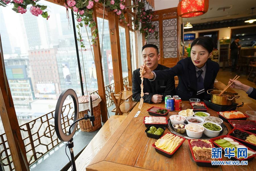 (在習(xí)近平新時(shí)代中國特色社會主義思想指引下——新時(shí)代新作為新篇章·習(xí)近平總書記關(guān)切事·圖文互動(dòng))(1)順勢而為開新局——新就業(yè)形態(tài)發(fā)展觀察