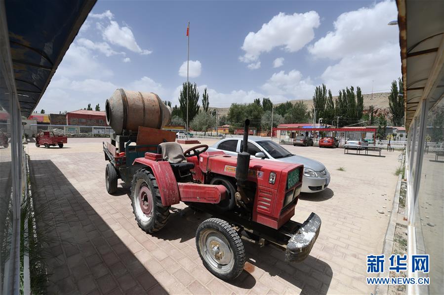 (決戰(zhàn)決勝脫貧攻堅·聚焦三區(qū)三州·圖文互動)(4)昆侖山村建起停車場