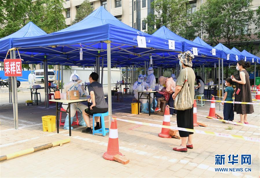 （新華全媒頭條&middot;圖文互動）（4）構筑守護城市、守護生命的堅強防線&mdash;&mdash;北京開展大規(guī)模核酸檢測