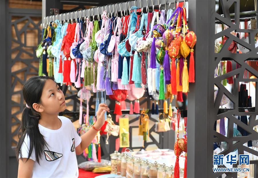 （新華全媒頭條&middot;圖文互動）（4）線上線下消費升溫 文旅活動邁上&ldquo;云端&rdquo;&mdash;&mdash;端午假期透視我國經(jīng)濟(jì)高質(zhì)量發(fā)展新動力