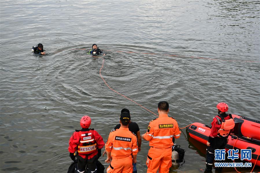 (社會(huì))(3)貴州安順公交車墜入虹山湖水庫(kù)致21人死亡15人受傷