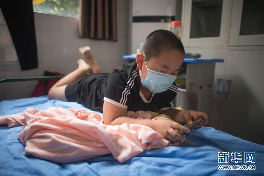 (防汛抗洪·圖文互動)(1)為人民生命安全撐起“安全傘”——湖北緊急轉(zhuǎn)移安置受災群眾速寫