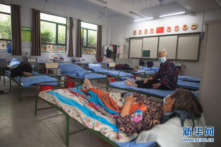 (防汛抗洪·圖文互動)(4)為人民生命安全撐起“安全傘”——湖北緊急轉(zhuǎn)移安置受災群眾速寫