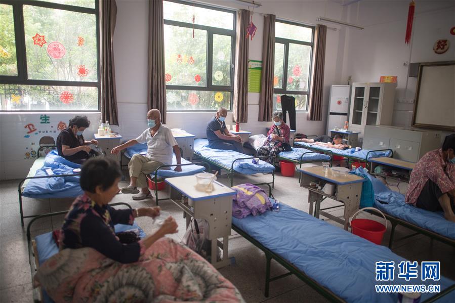 (防汛抗洪·圖文互動)(6)為人民生命安全撐起“安全傘”——湖北緊急轉(zhuǎn)移安置受災群眾速寫