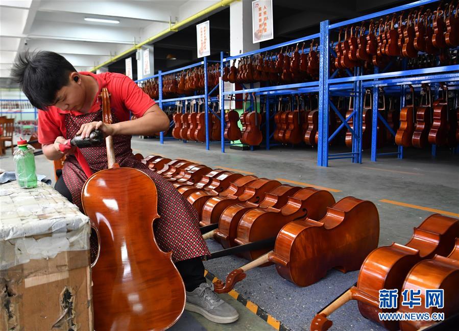 （走向我們的小康生活&middot;圖文互動(dòng)）（1）放下鋤頭，卻撥動(dòng)命運(yùn)的琴弦