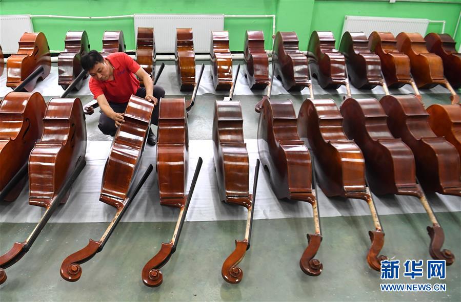 （走向我們的小康生活&middot;圖文互動(dòng)）（2）放下鋤頭，卻撥動(dòng)命運(yùn)的琴弦