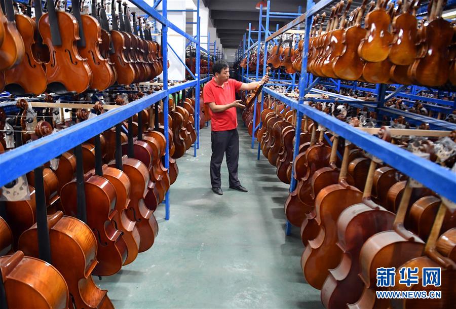 （走向我們的小康生活&middot;圖文互動(dòng)）（3）放下鋤頭，卻撥動(dòng)命運(yùn)的琴弦