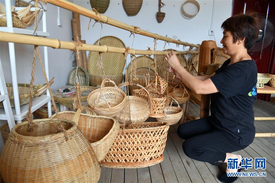 (新華全媒頭條·走向我們的小康生活·圖文互動(dòng))(10)大山深處有“新家”——大別山村繪出現(xiàn)代版“富春山居圖”