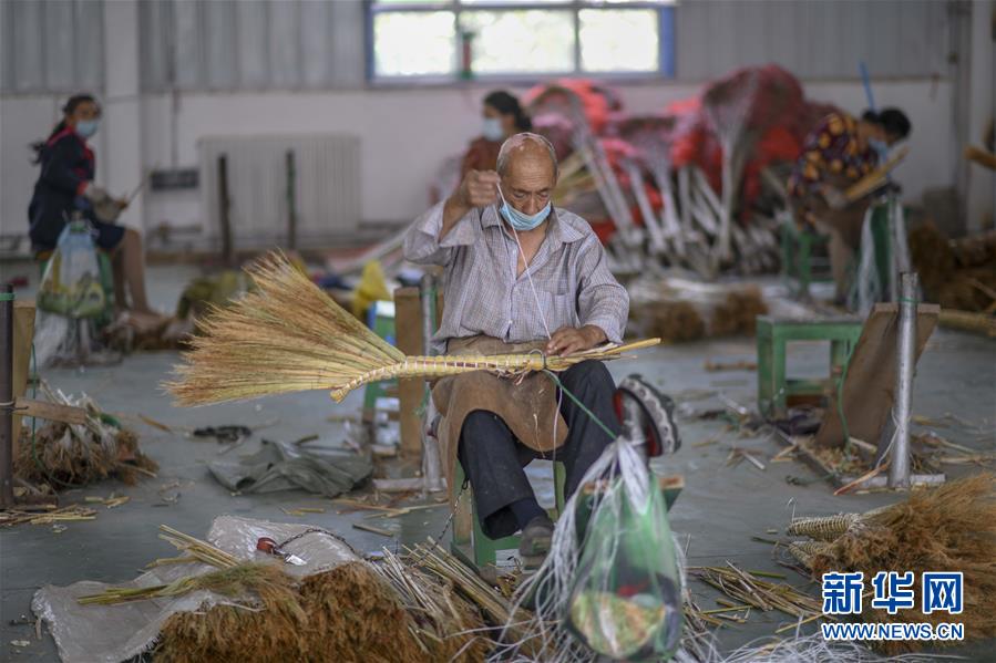 (決戰(zhàn)決勝脫貧攻堅(jiān)·圖文互動(dòng))(3)“掃”出脫貧路:南疆深貧村巧變“創(chuàng)業(yè)村”