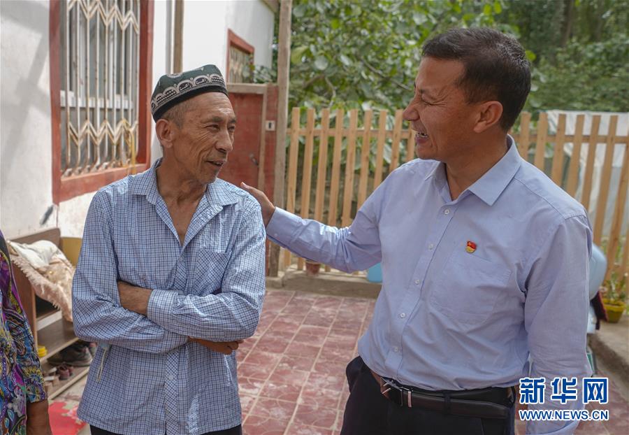 (決戰(zhàn)決勝脫貧攻堅(jiān)·圖文互動(dòng))(5)“掃”出脫貧路:南疆深貧村巧變“創(chuàng)業(yè)村”