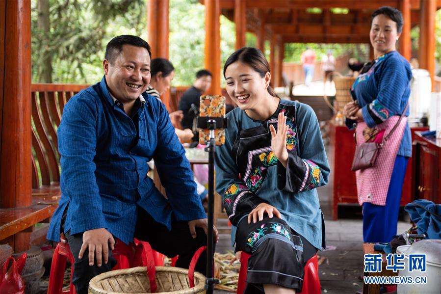 （新華全媒頭條&middot;走向我們的小康生活&middot;圖文互動）（10）那山，那人，那苗寨&mdash;&mdash;十八洞村三代人的奮斗史