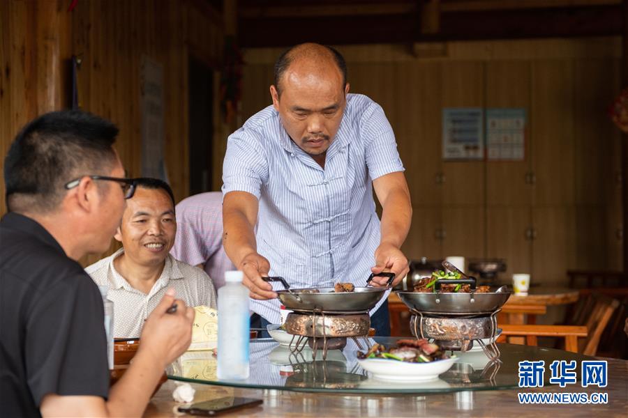 （新華全媒頭條&middot;走向我們的小康生活&middot;圖文互動）（9）那山，那人，那苗寨&mdash;&mdash;十八洞村三代人的奮斗史