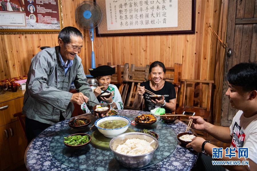 （新華全媒頭條&middot;走向我們的小康生活&middot;圖文互動）（2）那山，那人，那苗寨&mdash;&mdash;十八洞村三代人的奮斗史