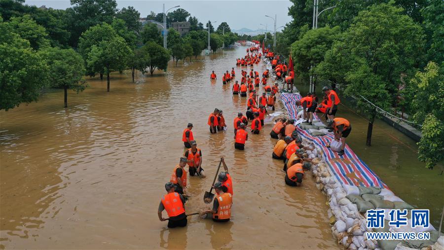 (防汛抗洪·圖文互動)(1)東部戰(zhàn)區(qū)陸軍再次抽調1.6萬余人增援抗洪一線