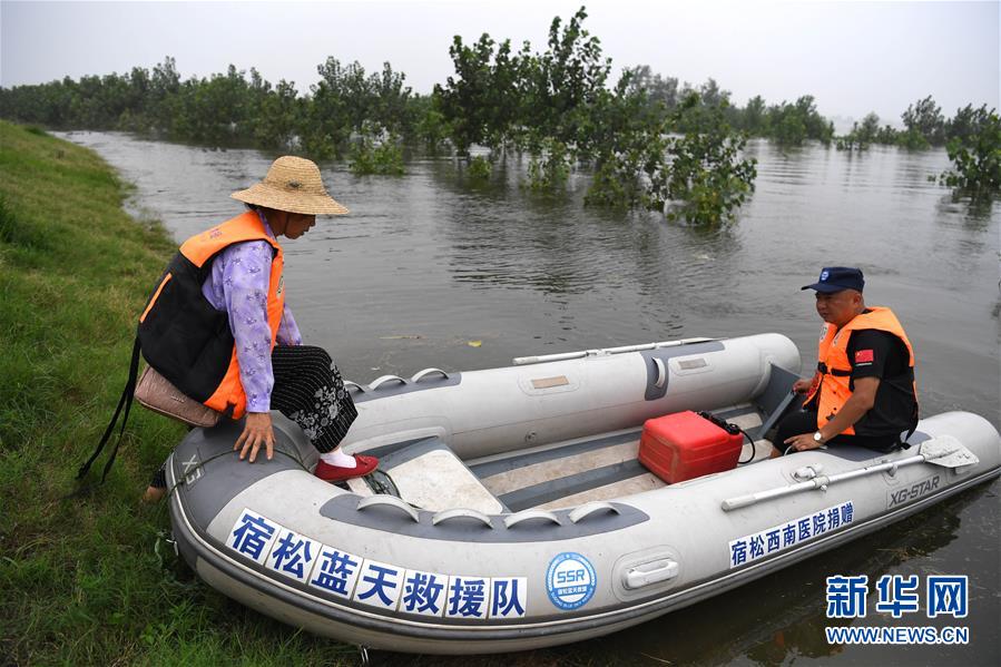（防汛抗洪&middot;一線人物&middot;圖文互動(dòng)）（3）萬家燈火明 壩上有神兵&mdash;&mdash;安徽宿松長江大堤上的&ldquo;守護(hù)者聯(lián)盟&rdquo;群像