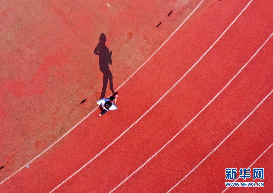 (體育·圖文互動)(20)父愛如燈 伴我奔跑